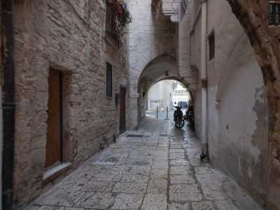 Raggiungiamo piazza Federico II e arriviamo all�incrocio con strada Nuccia Serra: un vicolo dove regna il misterioso, gotico e a tutto sesto Arco delle Streghe (detto anche �u-�rche de la Masci�re�). Il suo nome lo si deve a una macabra leggenda secondo la quale di notte qui si riunivano maghe e fattucchiere (le gatte masci�re)